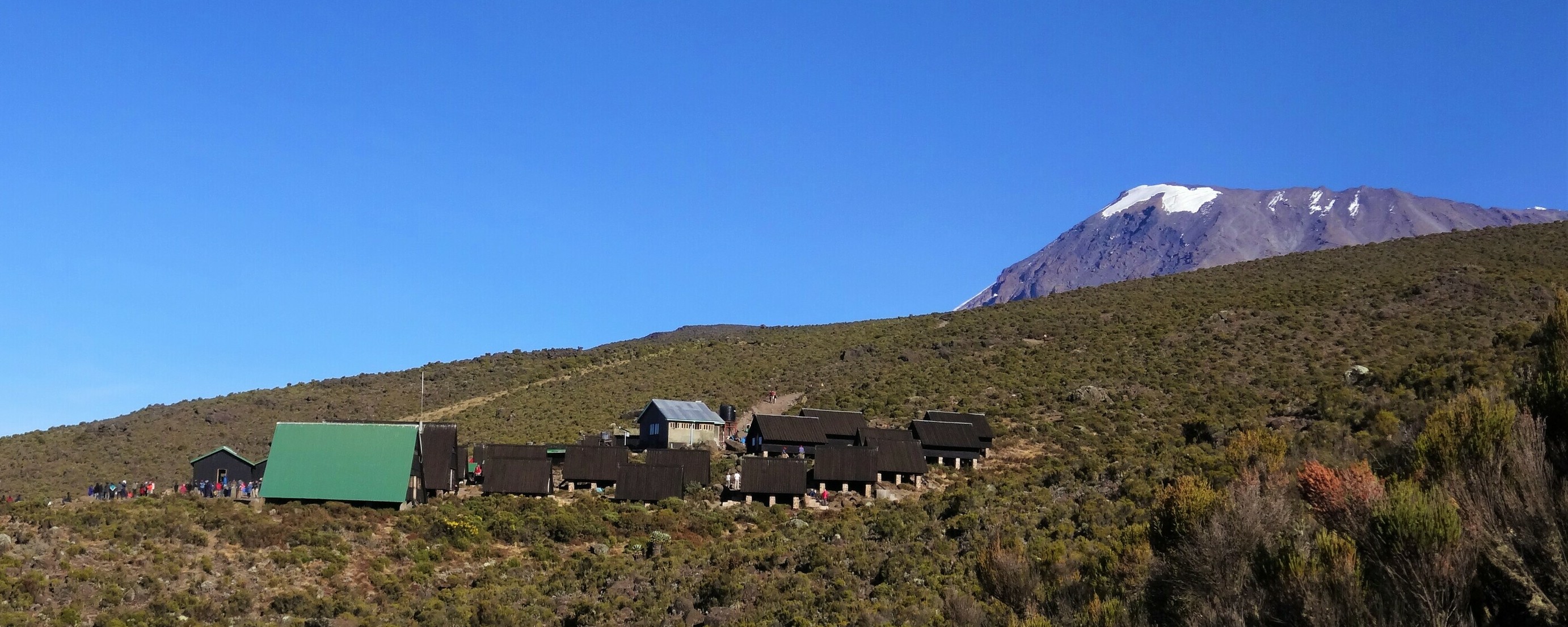 Horombo-huts med Kibo (toppen av Kilimanjaro) i bakgrunnen.