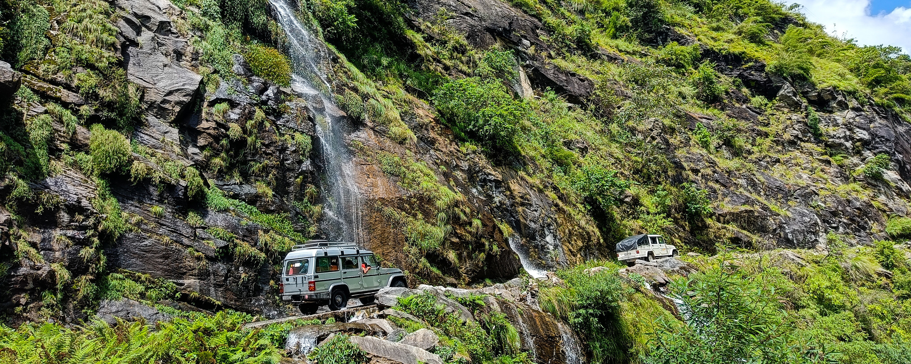 Kjøreturen mellom Dharapani og Besishar etter fjellturen. Spektakulært!