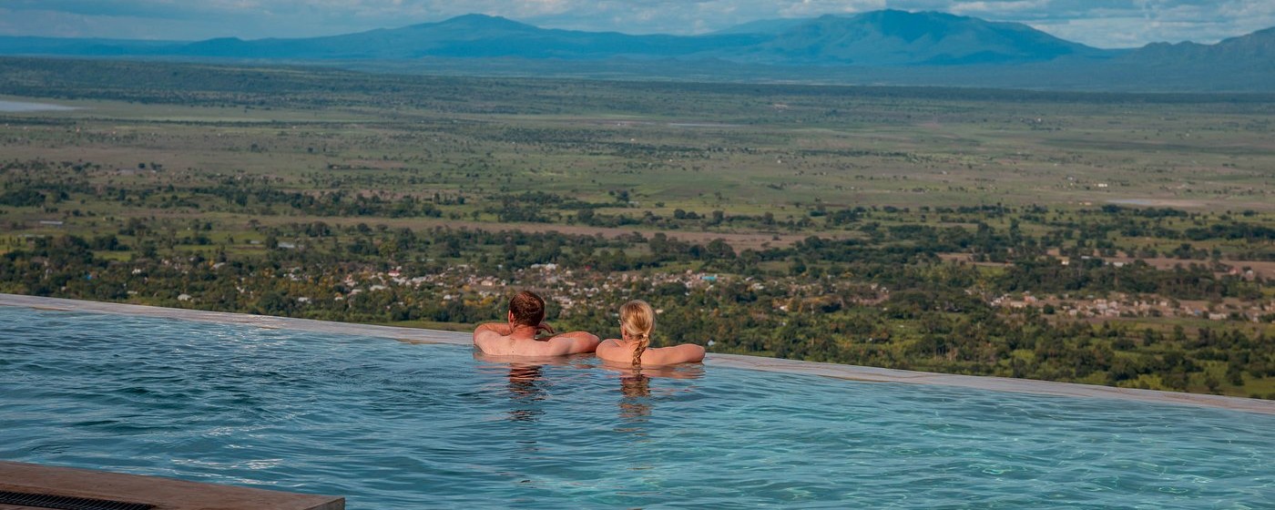 Nyt utsikten fra Manyara Best View sitt infinitypool