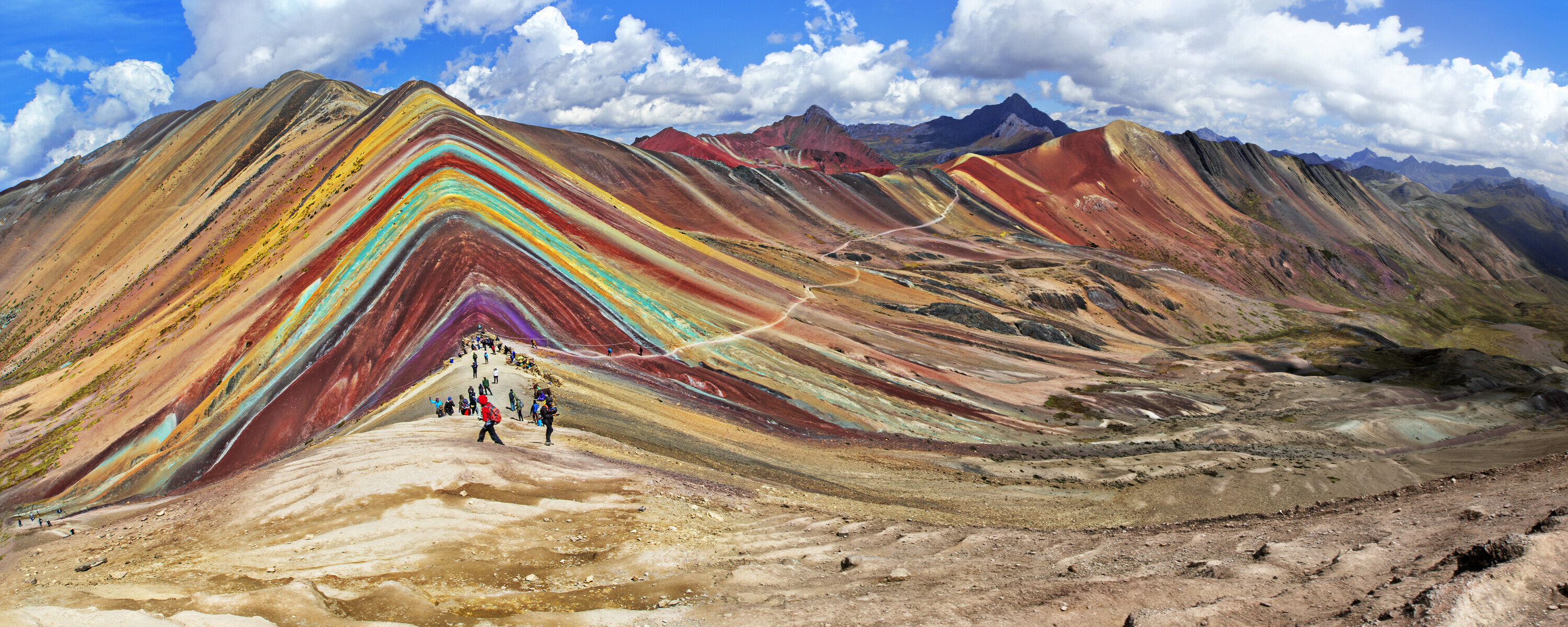 Utflukt til Rainbow Mountains kan legges til. 