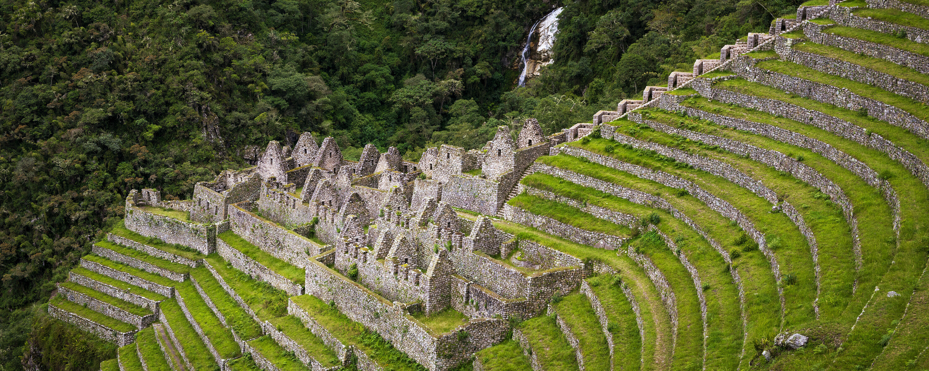Vi passerer mange inkaruiner på vei til Machu Picchu.