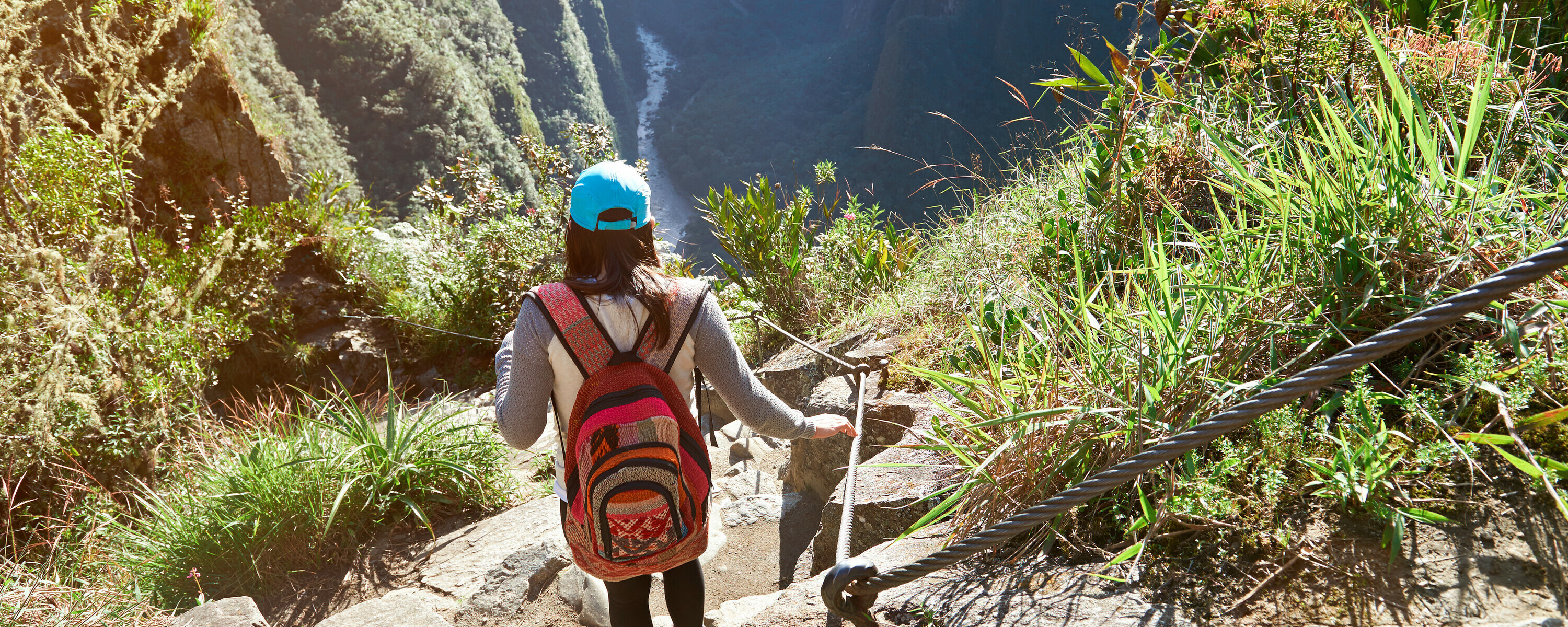 Inka-stien er en eldgammel vei som fører gjennom imponerende landskap og fører til de berømte ruiner av Machu Picchu.